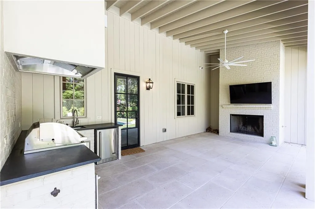 Covered Back patio with grill and fireplace/tv