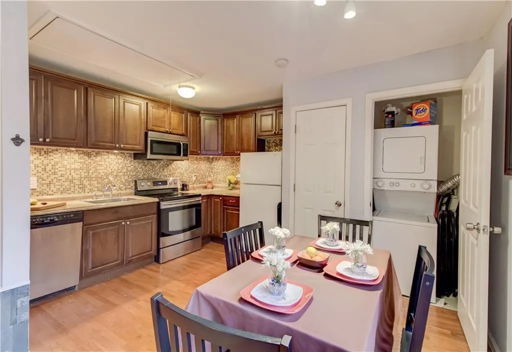 5375 Roswell Road Unit A3, Atlanta, Georgia 30342, 1 Bedroom Bedrooms, ,1 BathroomBathrooms,Residential,Sold,5375 Roswell Road Unit A3,6520535
