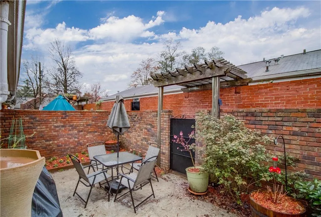5375 Roswell Road Unit A3, Atlanta, Georgia 30342, 1 Bedroom Bedrooms, ,1 BathroomBathrooms,Residential,Sold,5375 Roswell Road Unit A3,6520535