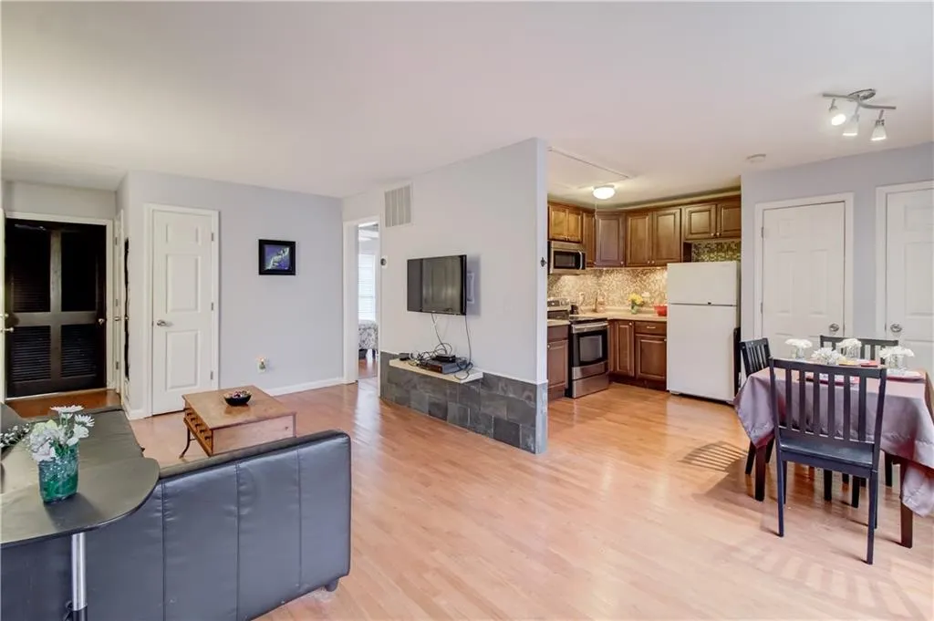 5375 Roswell Road Unit A3, Atlanta, Georgia 30342, 1 Bedroom Bedrooms, ,1 BathroomBathrooms,Residential,Sold,5375 Roswell Road Unit A3,6520535