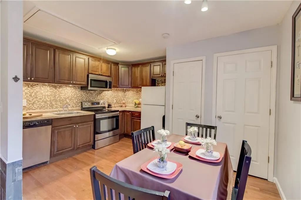 5375 Roswell Road Unit A3, Atlanta, Georgia 30342, 1 Bedroom Bedrooms, ,1 BathroomBathrooms,Residential,Sold,5375 Roswell Road Unit A3,6520535