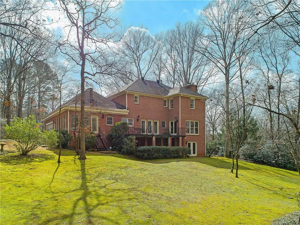 8905 Huntcliff Trace, Sandy Springs, Georgia 30350, 4 Bedrooms Bedrooms, ,3 BathroomsBathrooms,Residential,Sold,8905 Huntcliff Trace,5970171