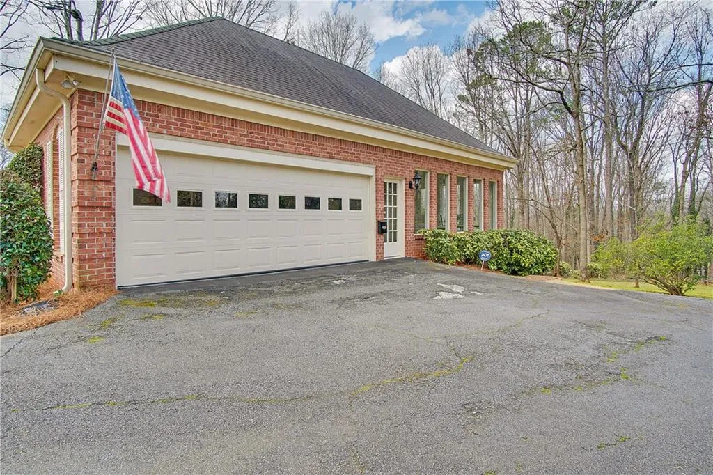 8905 Huntcliff Trace, Sandy Springs, Georgia 30350, 4 Bedrooms Bedrooms, ,3 BathroomsBathrooms,Residential,Sold,8905 Huntcliff Trace,5970171