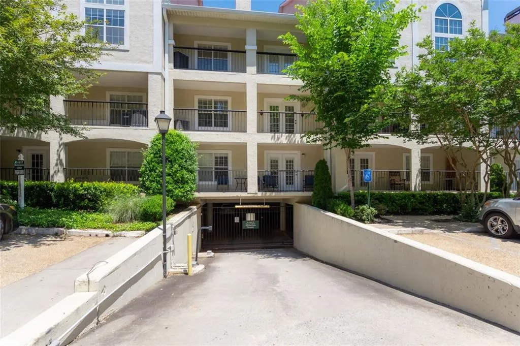 3655 Habersham Road Ne Unit B149, Atlanta, Georgia 30305, 2 Bedrooms Bedrooms, ,2 BathroomsBathrooms,Residential,Sold,3655 Habersham Road Ne Unit B149,7047395