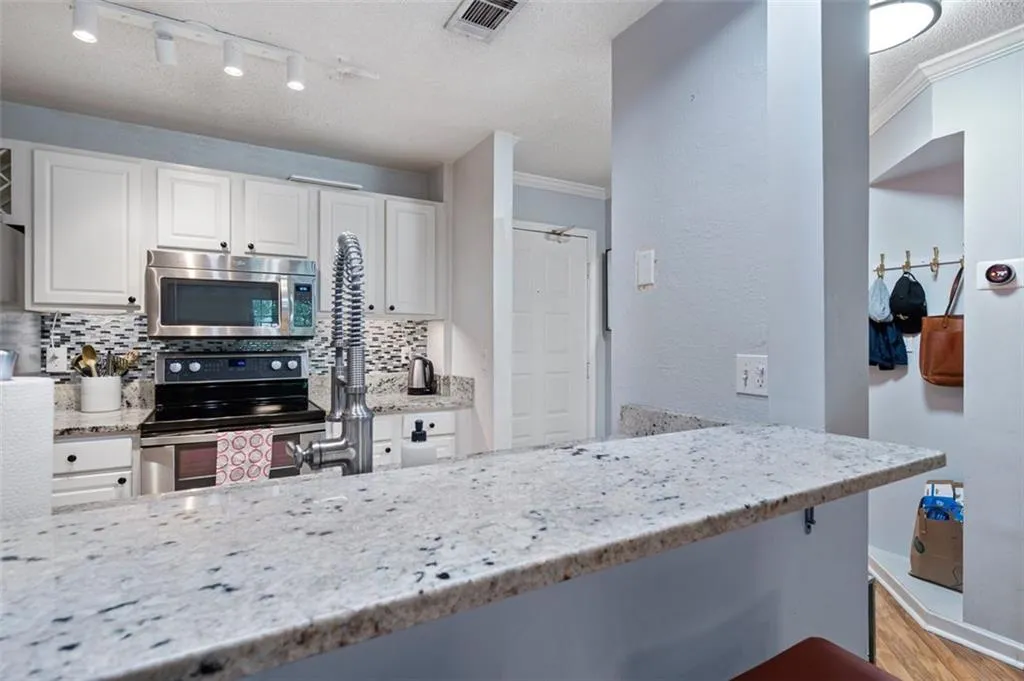 3655 Habersham Road Ne Unit B149, Atlanta, Georgia 30305, 2 Bedrooms Bedrooms, ,2 BathroomsBathrooms,Residential,Sold,3655 Habersham Road Ne Unit B149,7047395