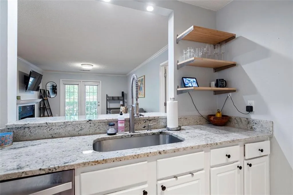 3655 Habersham Road Ne Unit B149, Atlanta, Georgia 30305, 2 Bedrooms Bedrooms, ,2 BathroomsBathrooms,Residential,Sold,3655 Habersham Road Ne Unit B149,7047395