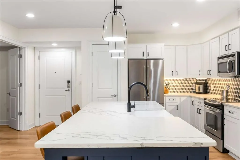 Oversized counter is perfect for hosting your guests or an amazing prep space for your dinner parties.