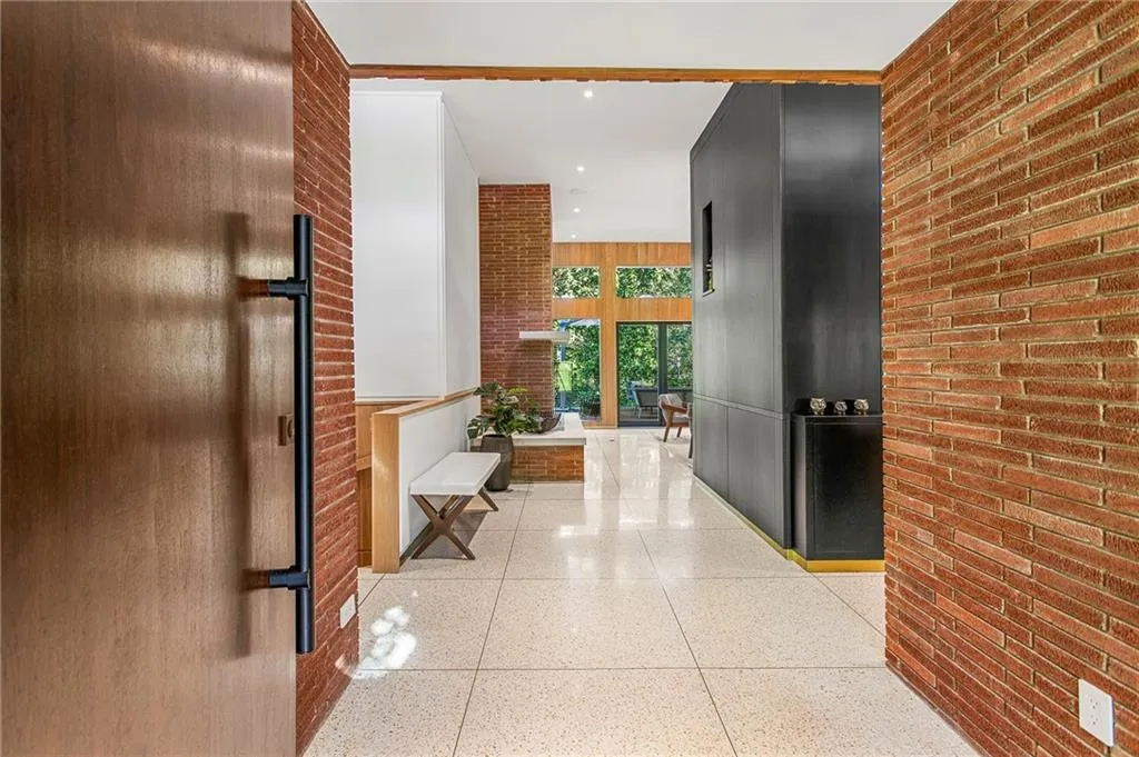 Modern Pivot Front door Leaves a lasting impression