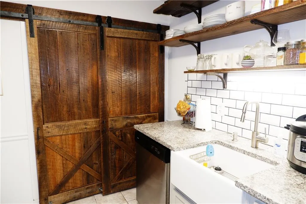 5157 Roswell Road Ne Unit 7, Atlanta, Georgia 30342, 1 Bedroom Bedrooms, ,1 BathroomBathrooms,Residential,Sold,5157 Roswell Road Ne Unit 7,6521203