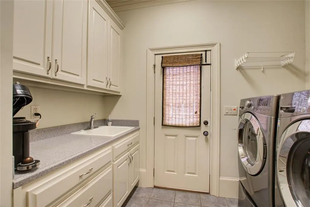 810 Glengate Place, Sandy Springs, Georgia 30328, 5 Bedrooms Bedrooms, ,5 BathroomsBathrooms,Residential,Sold,810 Glengate Place,7158964