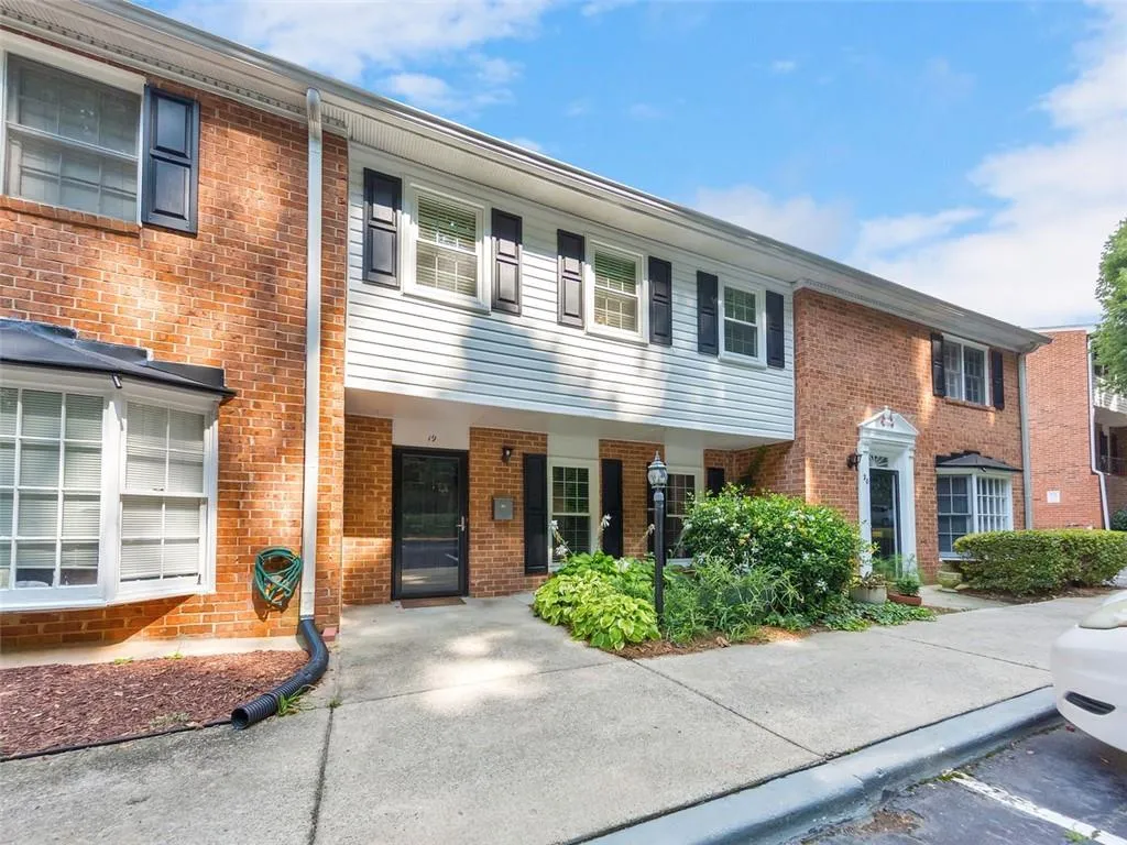 6520 Roswell Road Unit 19, Atlanta, Georgia 30328, 3 Bedrooms Bedrooms, ,2 BathroomsBathrooms,Residential,Sold,6520 Roswell Road Unit 19,6922099