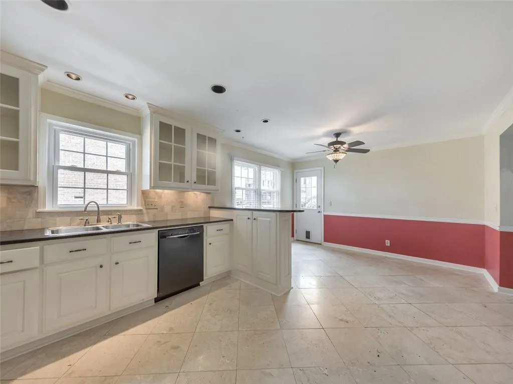 6520 Roswell Road Unit 19, Atlanta, Georgia 30328, 3 Bedrooms Bedrooms, ,2 BathroomsBathrooms,Residential,Sold,6520 Roswell Road Unit 19,6922099