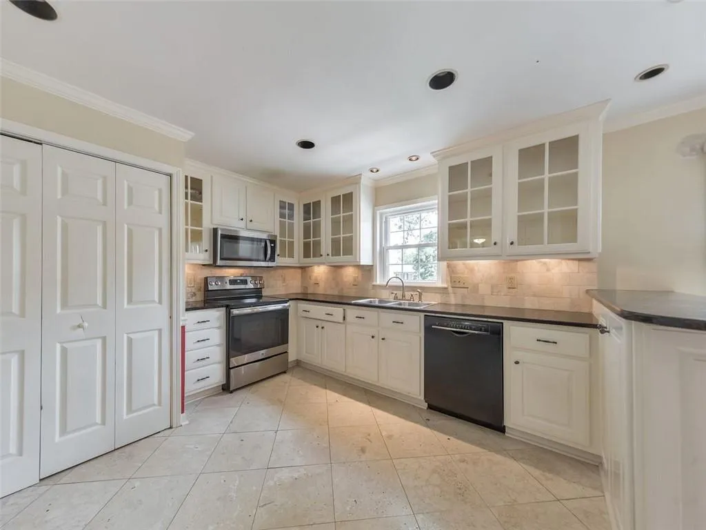 6520 Roswell Road Unit 19, Atlanta, Georgia 30328, 3 Bedrooms Bedrooms, ,2 BathroomsBathrooms,Residential,Sold,6520 Roswell Road Unit 19,6922099