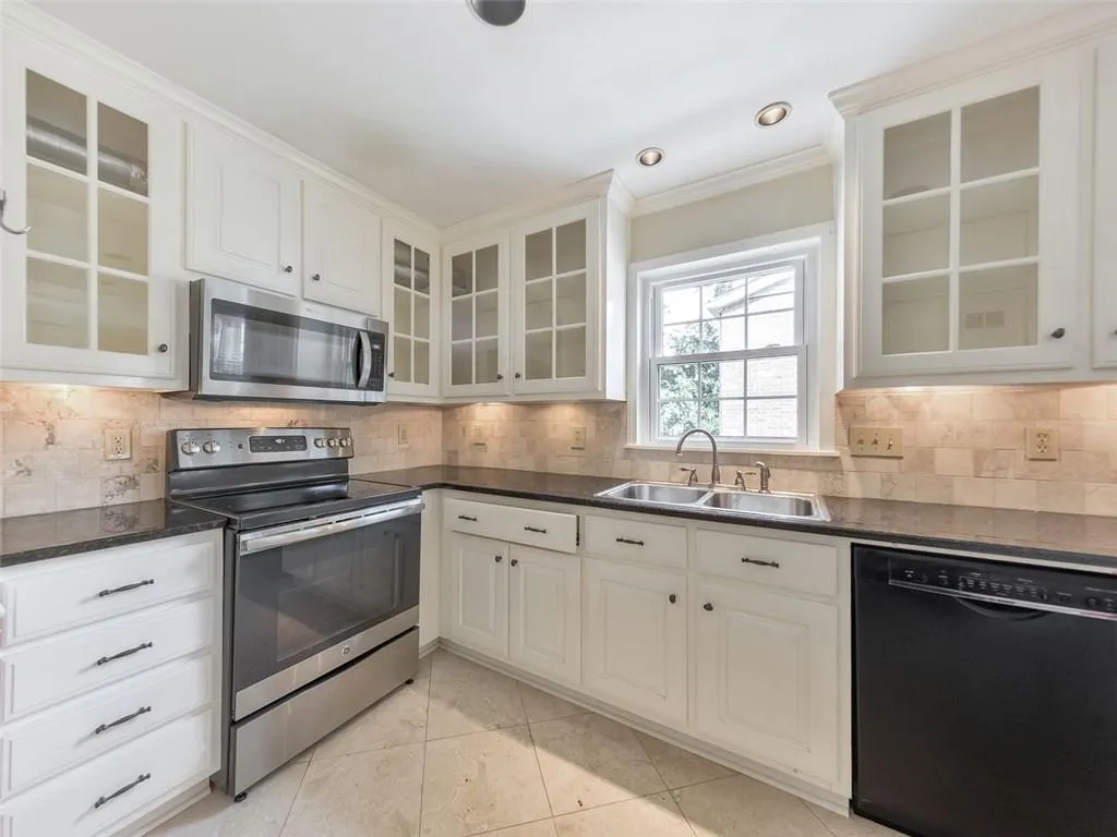 6520 Roswell Road Unit 19, Atlanta, Georgia 30328, 3 Bedrooms Bedrooms, ,2 BathroomsBathrooms,Residential,Sold,6520 Roswell Road Unit 19,6922099