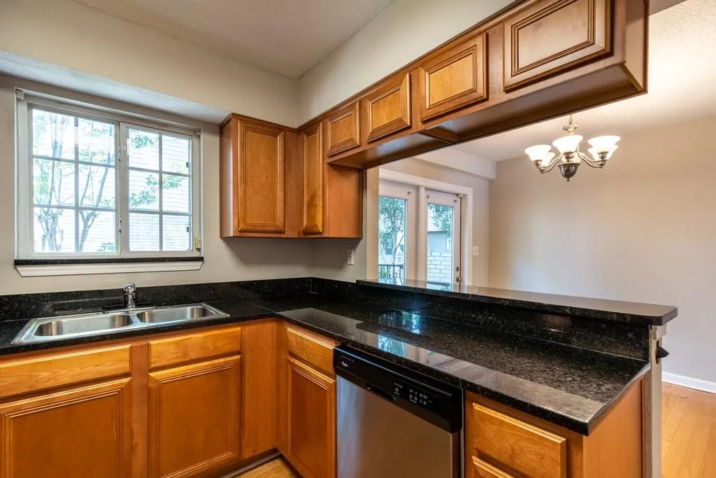 6940 Roswell Road Unit 25b, Sandy Springs, Georgia 30328, 2 Bedrooms Bedrooms, ,1 BathroomBathrooms,Residential,Sold,6940 Roswell Road Unit 25b,6571925