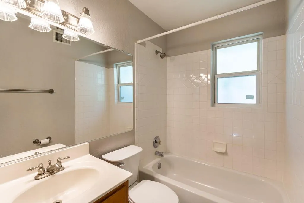 6940 Roswell Road Unit 25b, Sandy Springs, Georgia 30328, 2 Bedrooms Bedrooms, ,1 BathroomBathrooms,Residential,Sold,6940 Roswell Road Unit 25b,6571925