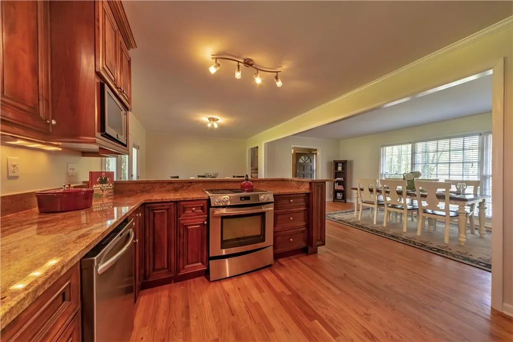 100 Whispering Way, Sandy Springs, Georgia 30328, 4 Bedrooms Bedrooms, ,3 BathroomsBathrooms,Residential,Sold,100 Whispering Way,6662632