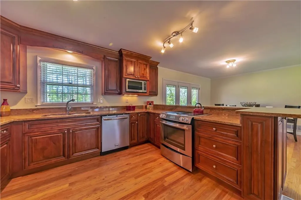 100 Whispering Way, Sandy Springs, Georgia 30328, 4 Bedrooms Bedrooms, ,3 BathroomsBathrooms,Residential,Sold,100 Whispering Way,6662632