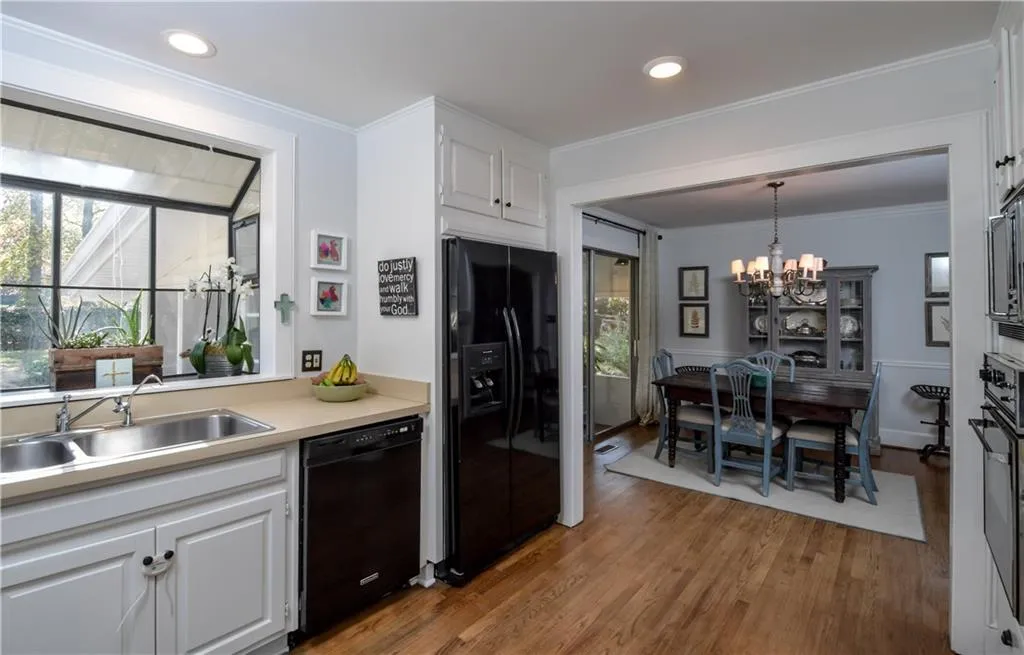410 Amberidge Trail, Atlanta, Georgia 30328, 3 Bedrooms Bedrooms, ,2 BathroomsBathrooms,Residential,Sold,410 Amberidge Trail,5940472