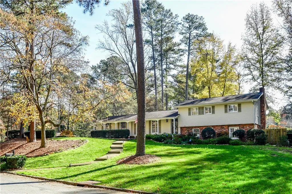 410 Amberidge Trail, Atlanta, Georgia 30328, 3 Bedrooms Bedrooms, ,2 BathroomsBathrooms,Residential,Sold,410 Amberidge Trail,5940472