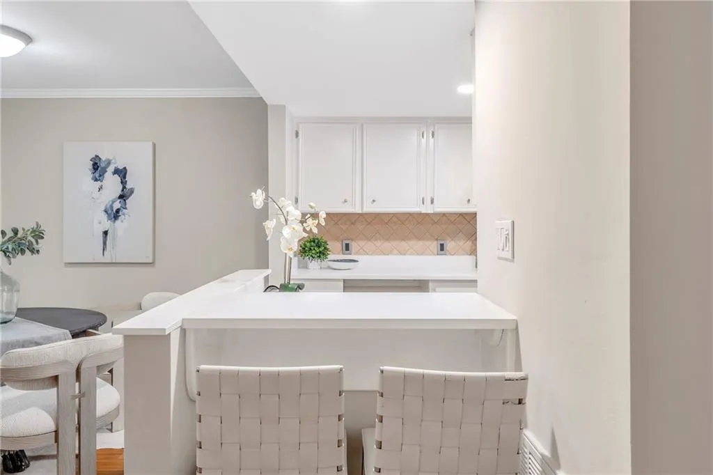 Laundry room with ornamental molding