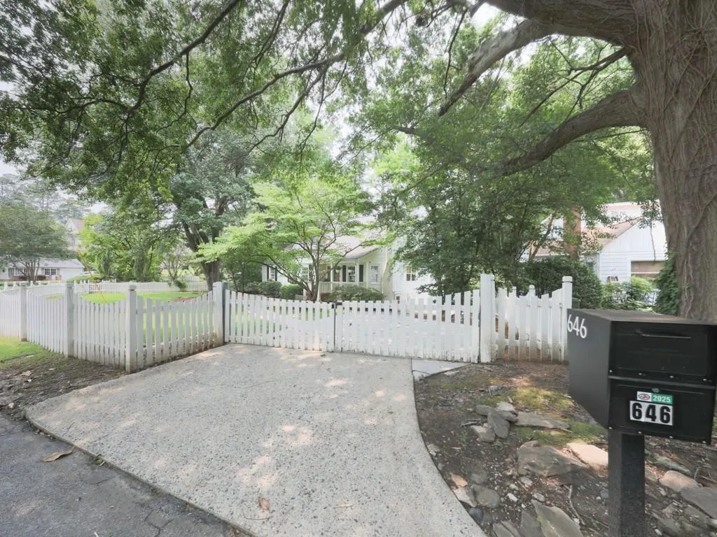 646 Darlington Circle Ne, Atlanta, Georgia 30305, 5 Bedrooms Bedrooms, ,4 BathroomsBathrooms,Residential,For Sale,646 Darlington Circle Ne,7591597