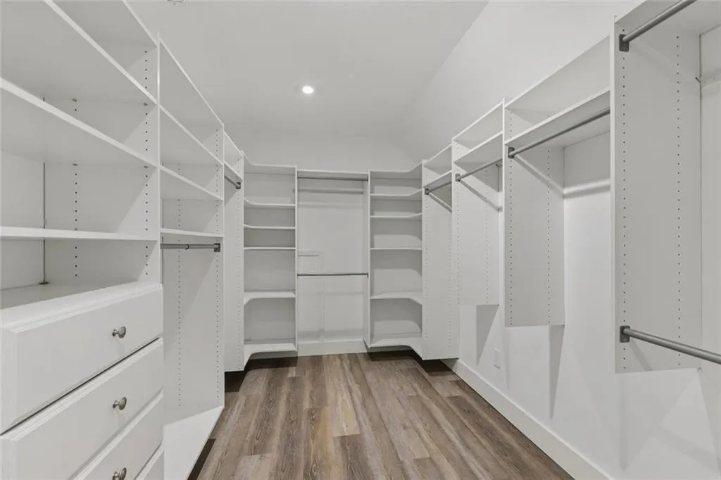 primary walking closet