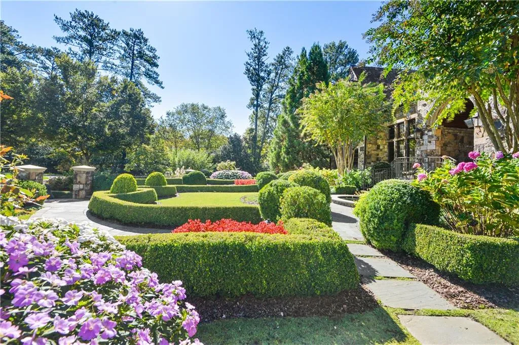 6184 Riverside Drive, Atlanta, Georgia 30328, 6 Bedrooms Bedrooms, ,6 BathroomsBathrooms,Residential,Sold,6184 Riverside Drive,6704567