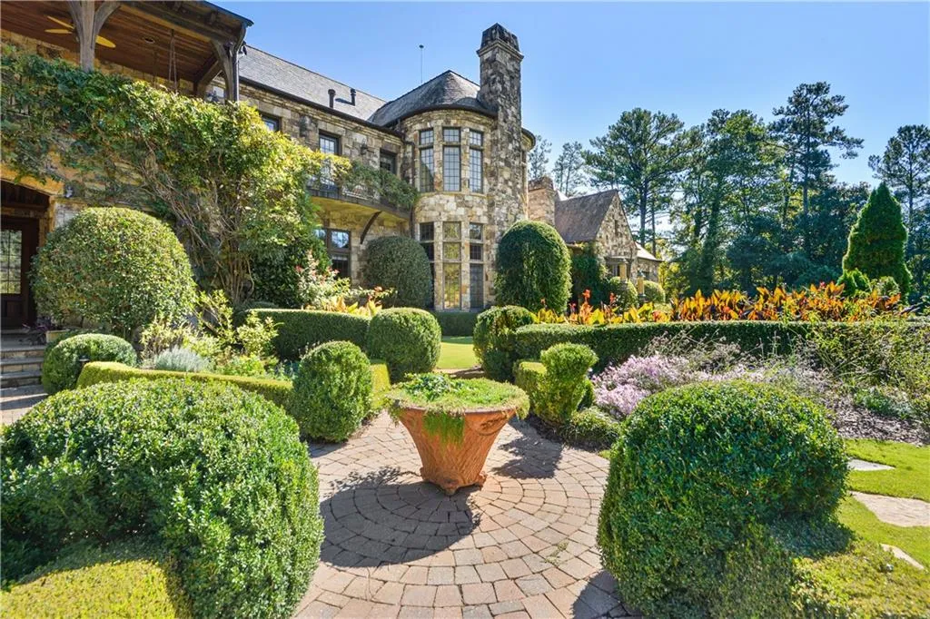 6184 Riverside Drive, Atlanta, Georgia 30328, 6 Bedrooms Bedrooms, ,6 BathroomsBathrooms,Residential,Sold,6184 Riverside Drive,6704567