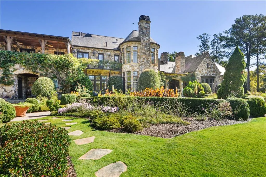 6184 Riverside Drive, Atlanta, Georgia 30328, 6 Bedrooms Bedrooms, ,6 BathroomsBathrooms,Residential,Sold,6184 Riverside Drive,6704567