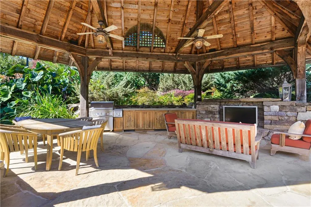 6184 Riverside Drive, Atlanta, Georgia 30328, 6 Bedrooms Bedrooms, ,6 BathroomsBathrooms,Residential,Sold,6184 Riverside Drive,6704567