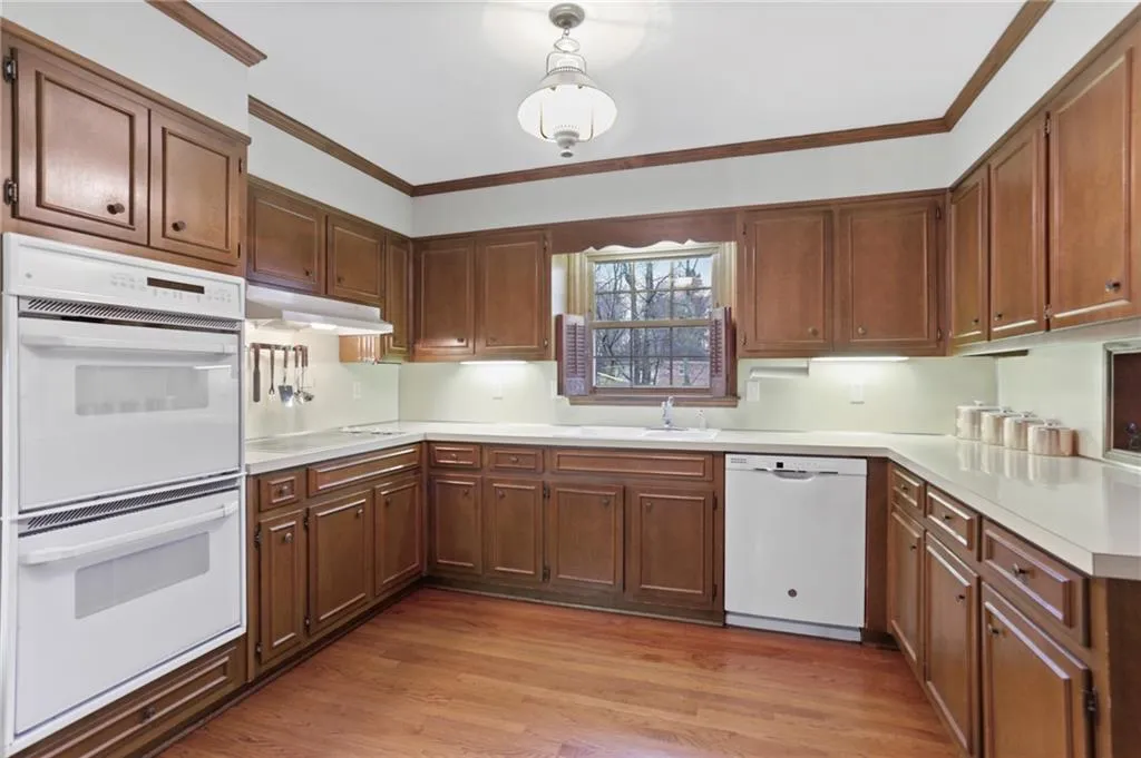 310 Hunters Trace Circle, Sandy Springs, Georgia 30328, 5 Bedrooms Bedrooms, ,3 BathroomsBathrooms,Residential,Sold,310 Hunters Trace Circle,6680810