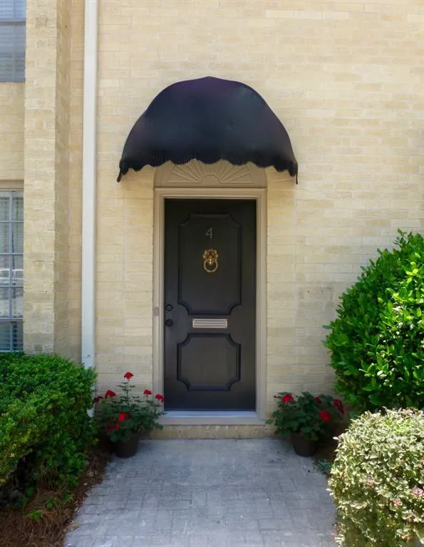 5400 Roswell Road Unit J4, Atlanta, Georgia 30342, 3 Bedrooms Bedrooms, ,2 BathroomsBathrooms,Residential,Sold,5400 Roswell Road Unit J4,5692896