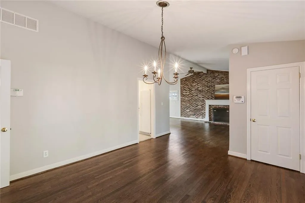 571 Valley Lane, Sandy Springs, Georgia 30328, 3 Bedrooms Bedrooms, ,2 BathroomsBathrooms,Residential,Sold,571 Valley Lane,5934190