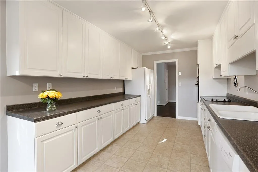 571 Valley Lane, Sandy Springs, Georgia 30328, 3 Bedrooms Bedrooms, ,2 BathroomsBathrooms,Residential,Sold,571 Valley Lane,5934190