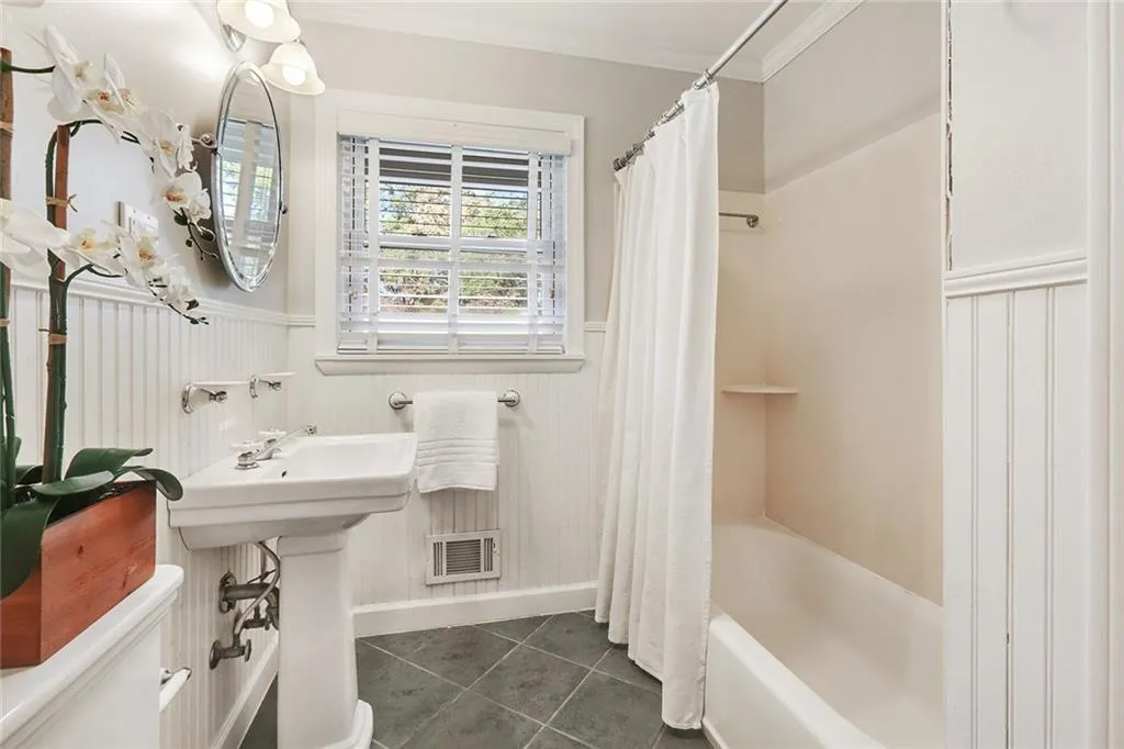 571 Valley Lane, Sandy Springs, Georgia 30328, 3 Bedrooms Bedrooms, ,2 BathroomsBathrooms,Residential,Sold,571 Valley Lane,5934190