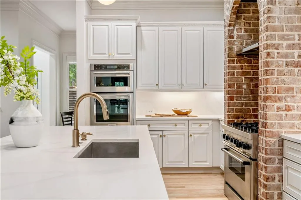 560 Glengate Cove, Sandy Springs, Georgia 30328, 5 Bedrooms Bedrooms, ,4 BathroomsBathrooms,Residential,Sold,560 Glengate Cove,7194179