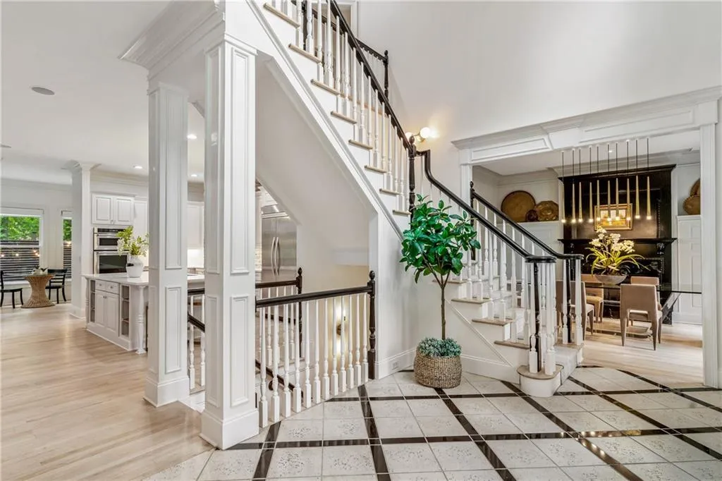 560 Glengate Cove, Sandy Springs, Georgia 30328, 5 Bedrooms Bedrooms, ,4 BathroomsBathrooms,Residential,Sold,560 Glengate Cove,7194179