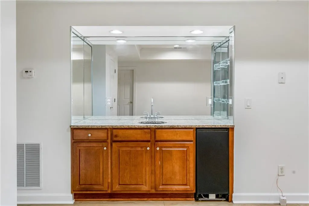 560 Glengate Cove, Sandy Springs, Georgia 30328, 5 Bedrooms Bedrooms, ,4 BathroomsBathrooms,Residential,Sold,560 Glengate Cove,7194179
