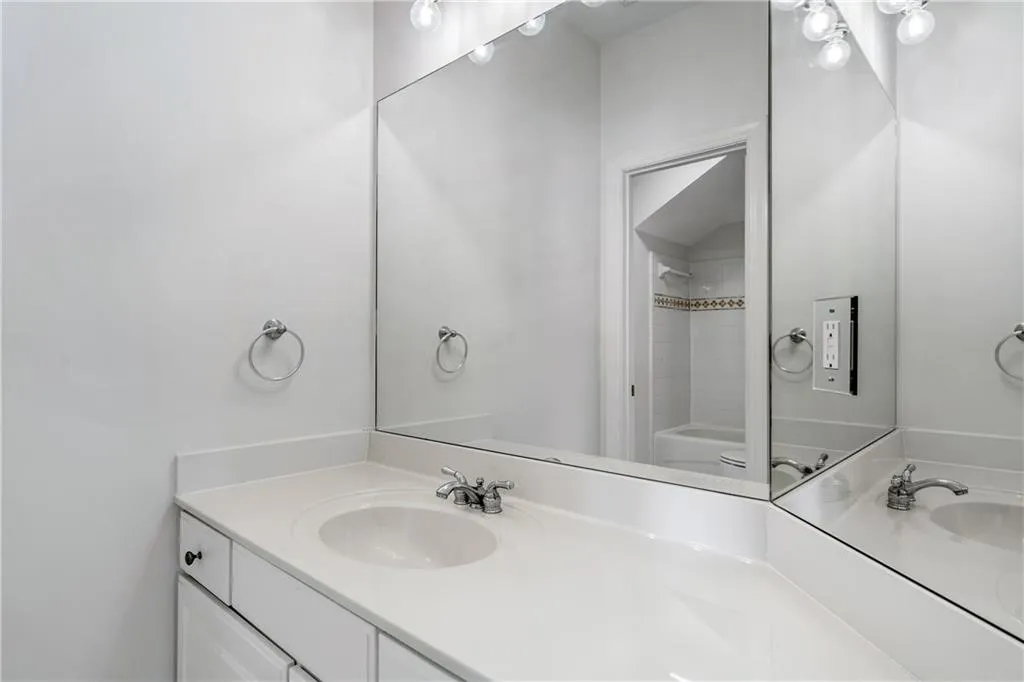 560 Glengate Cove, Sandy Springs, Georgia 30328, 5 Bedrooms Bedrooms, ,4 BathroomsBathrooms,Residential,Sold,560 Glengate Cove,7194179