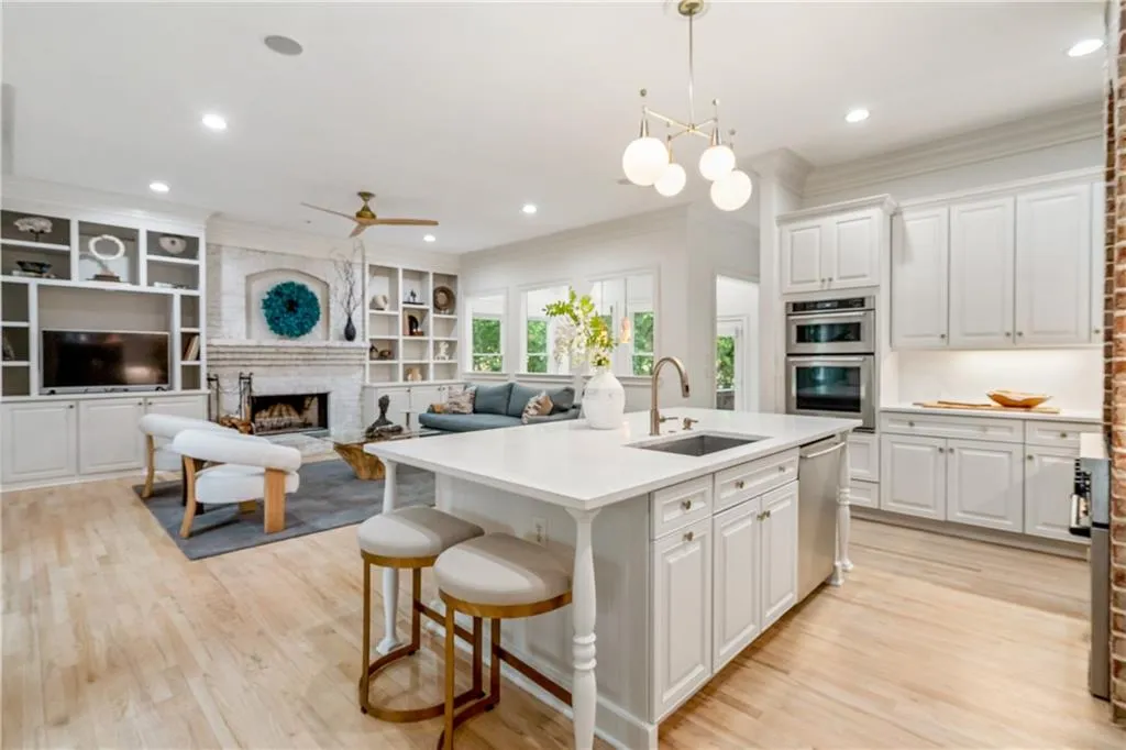 560 Glengate Cove, Sandy Springs, Georgia 30328, 5 Bedrooms Bedrooms, ,4 BathroomsBathrooms,Residential,Sold,560 Glengate Cove,7194179