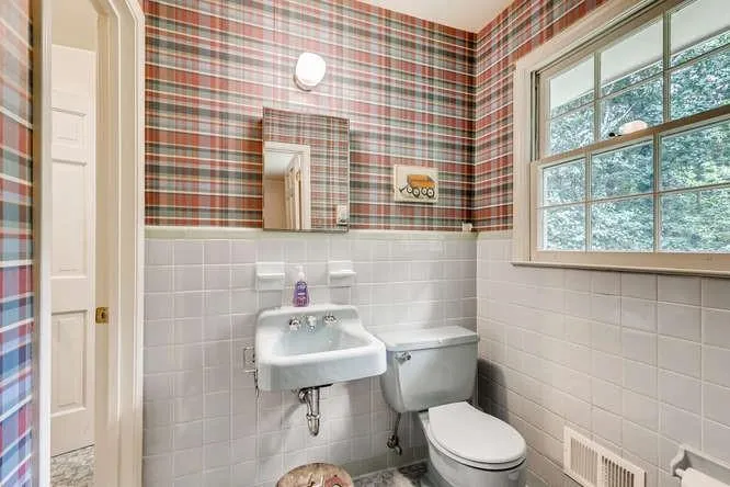 6550 Burdett Drive, Sandy Springs, Georgia 30328, 3 Bedrooms Bedrooms, ,2 BathroomsBathrooms,Residential,Sold,6550 Burdett Drive,6744765