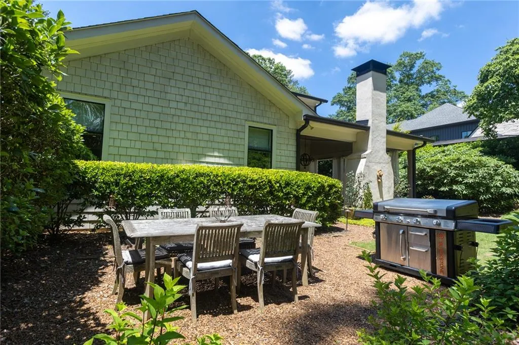 4715 High Point Road, Atlanta, Georgia 30342, 5 Bedrooms Bedrooms, ,3 BathroomsBathrooms,Residential,Sold,4715 High Point Road,7385104