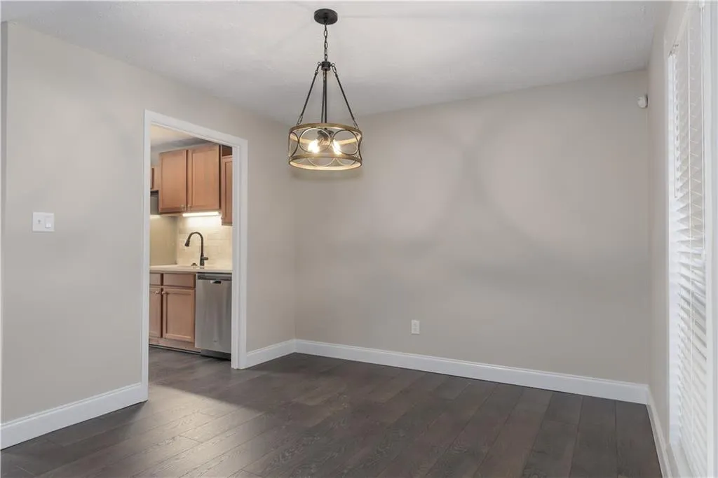 8740 Roswell Road Unit 5c, Sandy Springs, Georgia 30350, 2 Bedrooms Bedrooms, ,2 BathroomsBathrooms,Residential,Sold,8740 Roswell Road Unit 5c,7168596