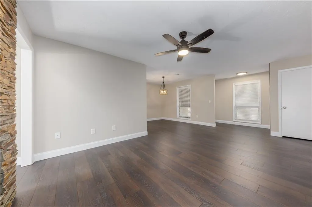 8740 Roswell Road Unit 5c, Sandy Springs, Georgia 30350, 2 Bedrooms Bedrooms, ,2 BathroomsBathrooms,Residential,Sold,8740 Roswell Road Unit 5c,7168596