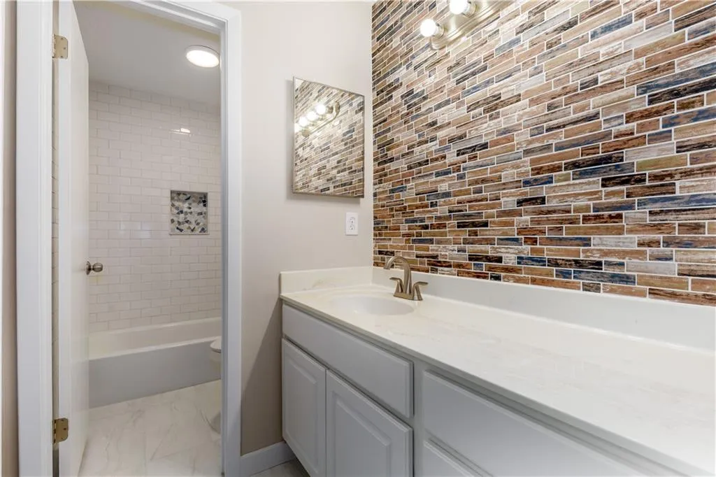 8740 Roswell Road Unit 5c, Sandy Springs, Georgia 30350, 2 Bedrooms Bedrooms, ,2 BathroomsBathrooms,Residential,Sold,8740 Roswell Road Unit 5c,7168596