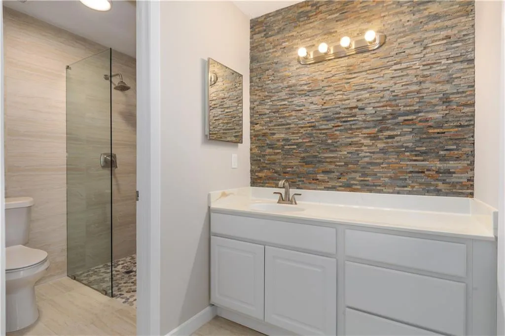 8740 Roswell Road Unit 5c, Sandy Springs, Georgia 30350, 2 Bedrooms Bedrooms, ,2 BathroomsBathrooms,Residential,Sold,8740 Roswell Road Unit 5c,7168596