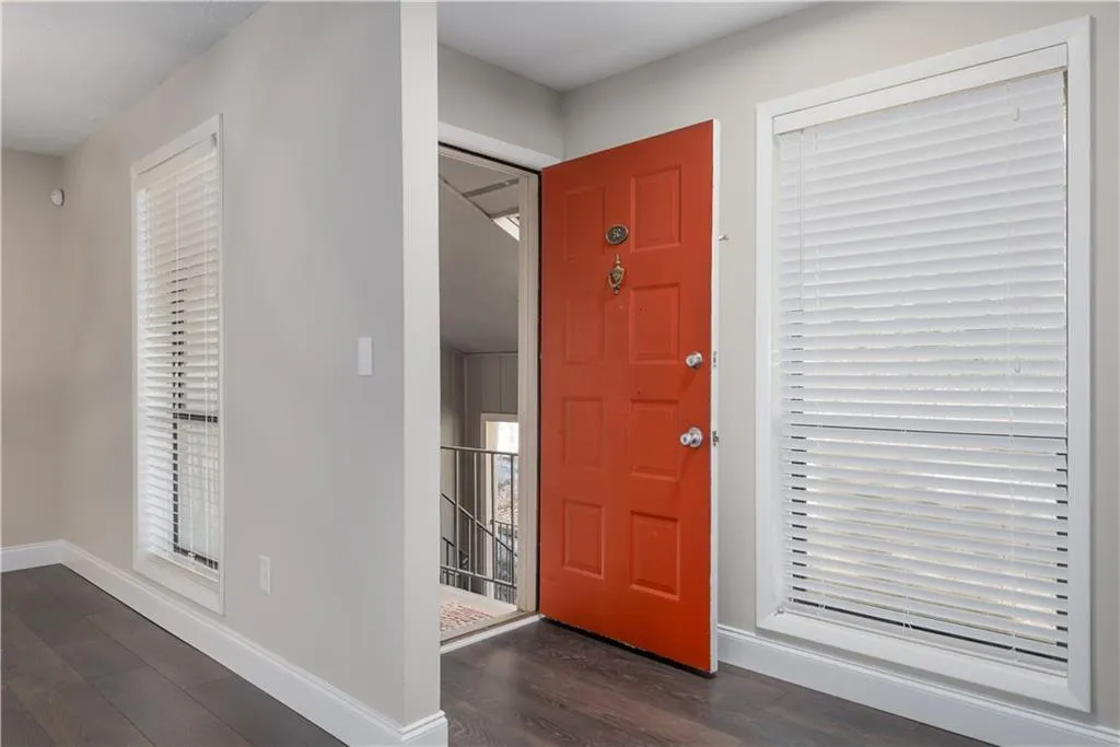 8740 Roswell Road Unit 5c, Sandy Springs, Georgia 30350, 2 Bedrooms Bedrooms, ,2 BathroomsBathrooms,Residential,Sold,8740 Roswell Road Unit 5c,7168596
