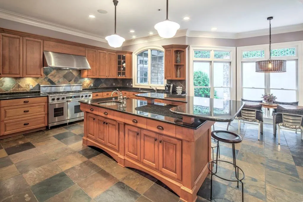8310 Grogans Ferry Road, Sandy Springs, Georgia 30350, 6 Bedrooms Bedrooms, ,5 BathroomsBathrooms,Residential,Sold,8310 Grogans Ferry Road,5905324