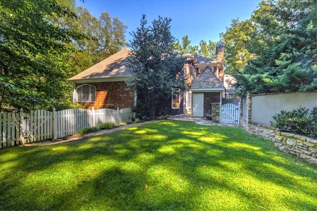 8310 Grogans Ferry Road, Sandy Springs, Georgia 30350, 6 Bedrooms Bedrooms, ,5 BathroomsBathrooms,Residential,Sold,8310 Grogans Ferry Road,5905324
